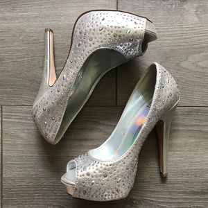 NWOT Delicious Lorica Slver Shimmer Peep Toe Pumps
